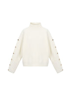 Trui met knopen op de mouwen