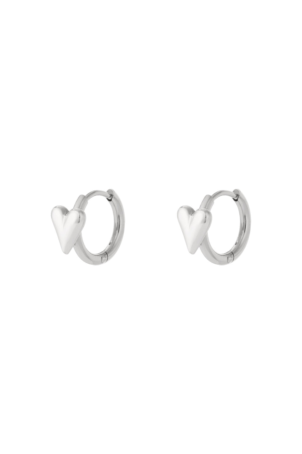 Creolen met mini hartjesoorbellen